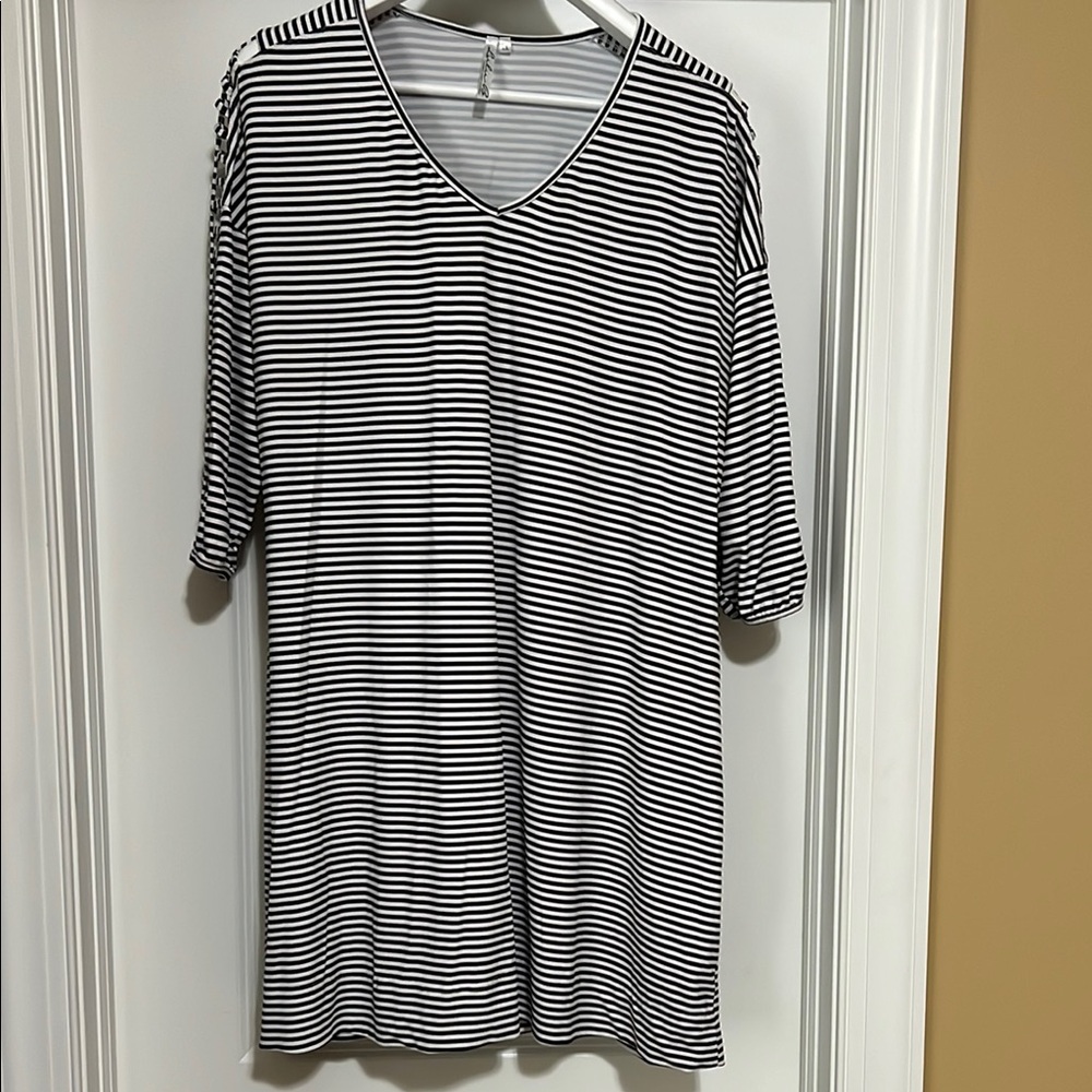 Lulu-B Black and White Striped Swim Coverup. 1x

Excellent condition.